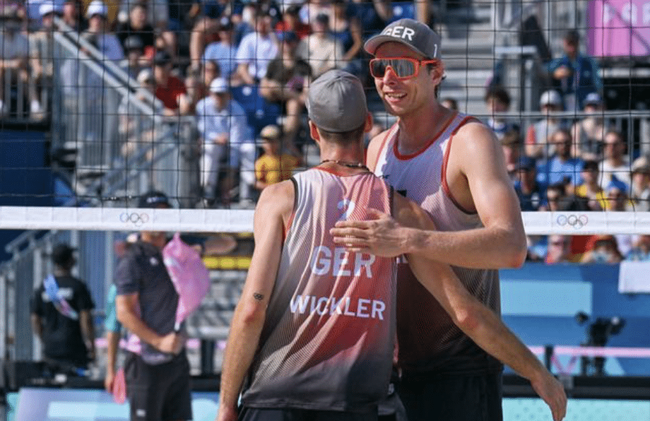 Das deutsche Duo Ehlers und Wickler triumphierte über das französische Duo Bassereau und Lyneel in der Eröffnungsphase des olympischen Beachvolleyballturniers
