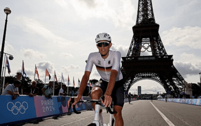 Deutscher Radfahrer macht einen Stopp in einem bekannten Café. Auf dem Weg zurück vom WC erhält er Applaus